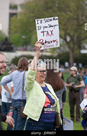 Washignton DC, USA, samedi, 15 avril, 2017 : Des milliers de manifestants se rassemblent sur la colline du Capitole pour exiger le président Donald Trump pour libérer ses impôts. Credit : B Christopher/Alamy Live News Banque D'Images