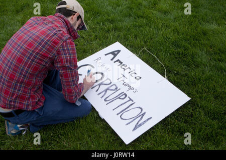 Washignton DC, USA, samedi, 15 avril, 2017 : Des milliers de manifestants se rassemblent sur la colline du Capitole pour exiger le président Donald Trump pour libérer ses impôts. Credit : B Christopher/Alamy Live News Banque D'Images