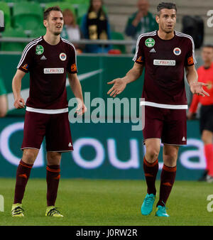 Budapest, Hongrie. 15 avril, 2017. Zsolt Korcsmar (L) des FC et Tamas Vasas Vasko (R) des FC Vasas contestent la décision de l'arbitre au cours de la Banque Hongroise OTP Liga match entre Ferencvarosi TC et FC Vasas de Groupama Arena le 15 avril 2017 à Budapest, Hongrie. Credit : Laszlo Szirtesi/Alamy Live News Banque D'Images