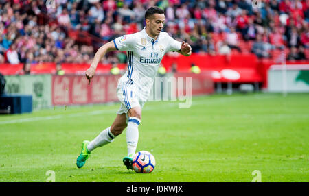 Gijon, Espagne. 15 avril, 2017. Lucas Vazquez (marche avant, Real Madrid) en action pendant le match de foot de la saison 2016/2017 de ligue espagnole "La Liga" entre Real Sporting de Gijón et Real Madrid au Stade Molinon le 15 avril 2016 à Gijon, Espagne. ©david Gato/Alamy Live News Banque D'Images