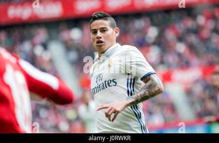 Gijon, Espagne. 15 avril, 2017. James Rodriguez (marche avant, Real Madrid) pendant le match de foot de la saison 2016/2017 de ligue espagnole "La Liga" entre Real Sporting de Gijón et Real Madrid au Stade Molinon le 15 avril 2016 à Gijon, Espagne. ©david Gato/Alamy Live News Banque D'Images