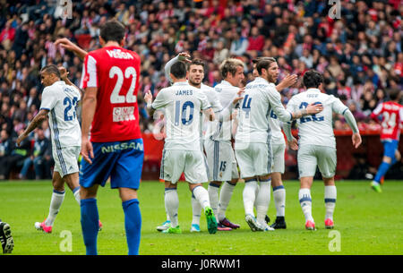 Gijon, Espagne. 15 avril, 2017. Les joueurs du Real Madrid célèbrent leur premier but lors du match de football de la saison 2016/2017 de ligue espagnole "La Liga" entre Real Sporting de Gijón et Real Madrid au Stade Molinon le 15 avril 2016 à Gijon, Espagne. ©david Gato/Alamy Live News Banque D'Images