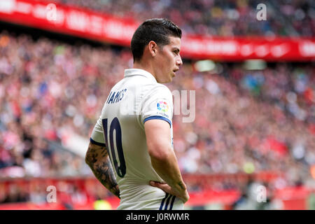 Gijon, Espagne. 15 avril, 2017. James Rodriguez (marche avant, Real Madrid) pendant le match de foot de la saison 2016/2017 de ligue espagnole "La Liga" entre Real Sporting de Gijón et Real Madrid au Stade Molinon le 15 avril 2016 à Gijon, Espagne. ©david Gato/Alamy Live News Banque D'Images