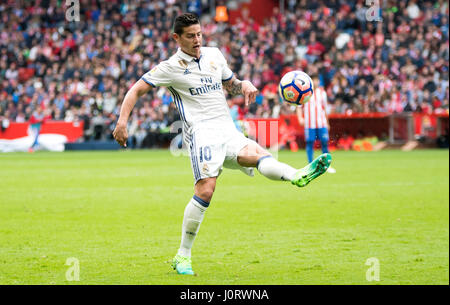 Gijon, Espagne. 15 avril, 2017. James Rodriguez (marche avant, Real Madrid) pendant le match de foot de la saison 2016/2017 de ligue espagnole "La Liga" entre Real Sporting de Gijón et Real Madrid au Stade Molinon le 15 avril 2016 à Gijon, Espagne. ©david Gato/Alamy Live News Banque D'Images