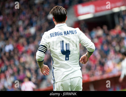 Gijon, Espagne. 15 avril, 2017. Sergio Ramos (humains,Real Madrid) pendant le match de foot de la saison 2016/2017 de ligue espagnole "La Liga" entre Real Sporting de Gijón et Real Madrid au Stade Molinon le 15 avril 2016 à Gijon, Espagne. ©david Gato/Alamy Live News Banque D'Images