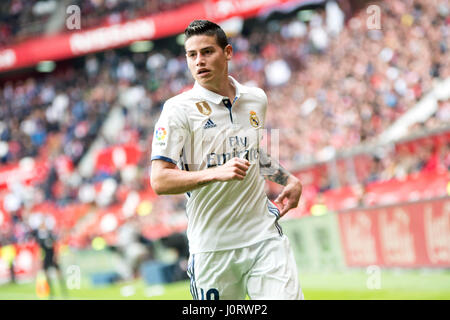 Gijon, Espagne. 15 avril, 2017. James Rodriguez (marche avant, Real Madrid) pendant le match de foot de la saison 2016/2017 de ligue espagnole "La Liga" entre Real Sporting de Gijón et Real Madrid au Stade Molinon le 15 avril 2016 à Gijon, Espagne. ©david Gato/Alamy Live News Banque D'Images