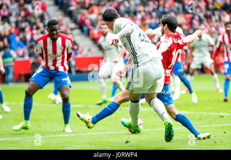 Gijon, Espagne. 15 avril, 2017. James Rodriguez (marche avant, Real Madrid) en action pendant le match de foot de la saison 2016/2017 de ligue espagnole "La Liga" entre Real Sporting de Gijón et Real Madrid au Stade Molinon le 15 avril 2016 à Gijon, Espagne. ©david Gato/Alamy Live News Banque D'Images