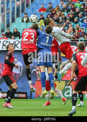 Leipzig, Allemagne. Apr 15, 2017. RB Leipzig Yussuf Poulsen (2e R) rivalise avec SC Freiburg's Alexander gardien Schwolow (C) et Julian Schuster (2e L) au cours d'un match de Bundesliga allemande entre Leipzig et SC Freiburg à Leipzig, Allemagne, le 15 avril 2017. RB Leipzig a gagné 4-0. Credit : Shan Yuqi/Xinhua/Alamy Live News Banque D'Images