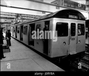 Septembre 09, 1970 - Nouveaux trains pour Circle et Hammersmith & City Lines le premier des 35 nouveaux trains voiture - six commandées pour le Circle et Hammersmith & City Lines à un coût environ 8 millions &pound;entrera en service sous peu. Ce matin l'un des nouveaux trains est allé sur une courte démonstration presse voyage de Moorgate Station. Les fonctions spéciales incluent également la suspension et plus de doubles portes. Photo montre :- pilote Alec Brown, âgée de 62 ans, se penche hors de porte après qu'il avait juste conduit dans Moorgate Station avec le parti de la presse. Vous pouvez aussi voir l'utilisation des doubles portes du train. (Crédit Image : © Keystone prés Banque D'Images