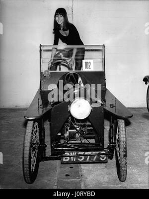 Mai 05, 1969 - Sotheby's d'organiser la vente voiture vétéran, roadster Rolls Royce spécialement conçus pour Sikoraki général - le seul ''pure'' deux places Rolls jamais fait - est parmi 82 vétéran, Edwardian Vintage et Vibtage et passé des pur-sang voitures sont à mettre aux enchères Sotheby's y b jeudi., le 15 mai à Earls Court. Il y a aussi une limousine noire utilisée par le roi Édouard VIII lors de l'abdication de crise. Elle sera la plus grande vente de voitures anciennes qui ait jamais eu lieu en Angleterre et contient un certain nombre de voitures en circulation et historique. La photo montre les membres du London Contemporary Dance Group - un ''West S Banque D'Images