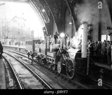 Mar. 10, 1980 - ''Rocket'' pour lancer de nouveaux timbres, que l'heure a tourné à 150 ans aujourd'hui lorsqu'une réplique de Stephenson Rocket en cuit à la gare St Pancras, Londres, pour marquer le train spécial de la poste qui sera mise en vente mercredi. La réplique de la fusée-ainsi qu'un wagon fermé et ouvert à la vapeur en autocar Gare de Saint-pancras, après une demi-mile run. Sur le plancher et vêtus de costumes étaient 19ème siècle Peter Semmens, conservateur adjoint du Musée National du chemin de fer à New York, où la locomotive est conservé. Les cinq timbres spéciaux, tous les first class 12P, ont été produits à c Banque D'Images