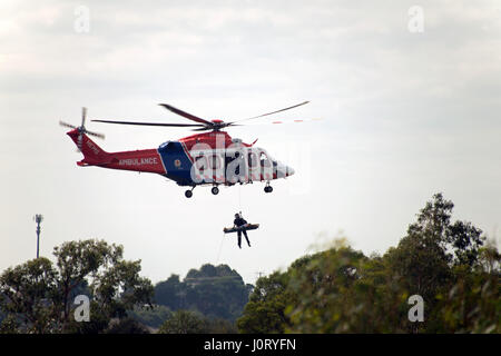 Geelong, Australie. Apr 16, 2017. Un homme âgé a été hissé à une ambulance d'air aujourd'hui à Buckley, chutes, Geelong Highton après tomber d'une paroi rocheuse. Credit : mcnovies/Alamy Live News Banque D'Images