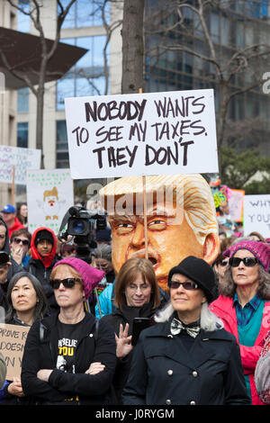 Seattle, Washington, USA. 15 avril, 2017. Des centaines de protestataires ont assisté à Seattle, mars impôt un rassemblement et sœur mars à la taxe nationale March), dans plus de 180 communautés à travers les États-Unis exigent que les militants Trump Président presse ses rapports d'impôt et de révéler ses relations d'affaires, liens financiers, et tout risque de conflit d'intérêts. Crédit : Paul Gordon/Alamy Live News Banque D'Images