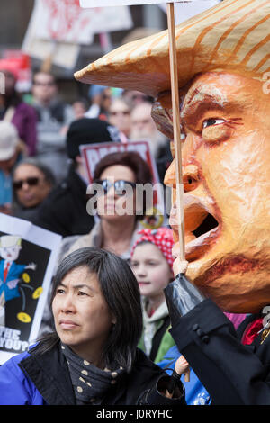 Seattle, Washington, USA. 15 avril, 2017. Des centaines de protestataires ont assisté à Seattle, mars impôt un rassemblement et sœur mars à la taxe nationale March), dans plus de 180 communautés à travers les États-Unis exigent que les militants Trump Président presse ses rapports d'impôt et de révéler ses relations d'affaires, liens financiers, et tout risque de conflit d'intérêts. Crédit : Paul Gordon/Alamy Live News Banque D'Images