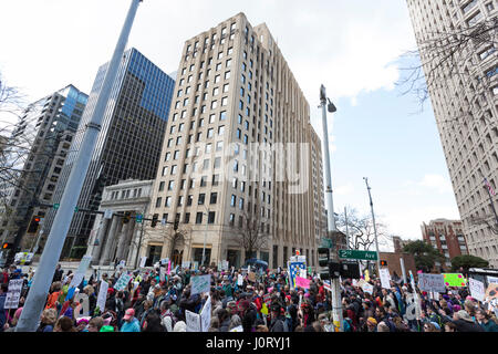 Seattle, Washington, USA. 15 avril, 2017. Des centaines de protestataires ont assisté à Seattle, mars impôt un rassemblement et sœur mars à la taxe nationale March), dans plus de 180 communautés à travers les États-Unis exigent que les militants Trump Président presse ses rapports d'impôt et de révéler ses relations d'affaires, liens financiers, et tout risque de conflit d'intérêts. Crédit : Paul Gordon/Alamy Live News Banque D'Images