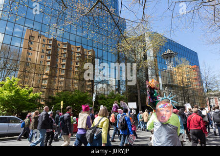 Seattle, Washington, USA. 15 avril, 2017. Des centaines de protestataires ont assisté à Seattle, mars impôt un rassemblement et sœur mars à la taxe nationale March), dans plus de 180 communautés à travers les États-Unis exigent que les militants Trump Président presse ses rapports d'impôt et de révéler ses relations d'affaires, liens financiers, et tout risque de conflit d'intérêts. Crédit : Paul Gordon/Alamy Live News Banque D'Images