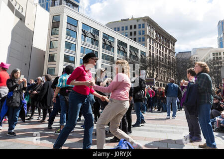 Seattle, Washington, USA. 15 avril, 2017. Les partisans de la danse avant le rallye dans la région de Westlake Parc. Des milliers de manifestants ont assisté à Black vit Question Mars sur Seattle 2.0 protestent contre un système fiscal qui n'apprécie pas les gens de couleur et les personnes marginalisées. Demande également des militants que le Président Trump presse ses rapports d'impôt et de révéler ses relations d'affaires, liens financiers, et tout risque de conflit d'intérêts. Crédit : Paul Gordon/Alamy Live News Banque D'Images