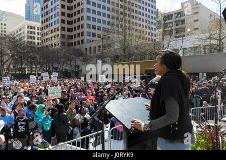 Seattle, Washington, USA. 15 avril, 2017. Activiste communautaire parle à des partisans à la manifestation dans le parc du lac de l'Ouest. Des milliers de manifestants ont assisté à Black vit Question Mars sur Seattle 2.0 protestent contre un système fiscal qui n'apprécie pas les gens de couleur et les personnes marginalisées. Demande également des militants que le Président Trump presse ses rapports d'impôt et de révéler ses relations d'affaires, liens financiers, et tout risque de conflit d'intérêts. Crédit : Paul Gordon/Alamy Live News Banque D'Images