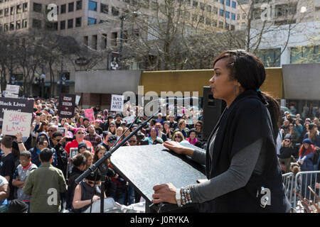 Seattle, Washington, USA. 15 avril, 2017. Activiste communautaire parle à des partisans à la manifestation dans le parc du lac de l'Ouest. Des milliers de manifestants ont assisté à Black vit Question Mars sur Seattle 2.0 protestent contre un système fiscal qui n'apprécie pas les gens de couleur et les personnes marginalisées. Demande également des militants que le Président Trump presse ses rapports d'impôt et de révéler ses relations d'affaires, liens financiers, et tout risque de conflit d'intérêts. Crédit : Paul Gordon/Alamy Live News Banque D'Images
