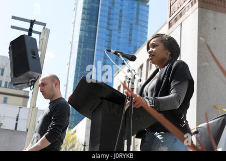 Seattle, Washington, USA. 15 avril, 2017. Activiste communautaire parle à des partisans à la manifestation dans le parc du lac de l'Ouest. Des milliers de manifestants ont assisté à Black vit Question Mars sur Seattle 2.0 protestent contre un système fiscal qui n'apprécie pas les gens de couleur et les personnes marginalisées. Demande également des militants que le Président Trump presse ses rapports d'impôt et de révéler ses relations d'affaires, liens financiers, et tout risque de conflit d'intérêts. Crédit : Paul Gordon/Alamy Live News Banque D'Images