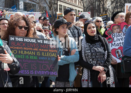Seattle, Washington, USA. 15 avril, 2017. Des milliers de partisans ont assisté à Black vit Question Mars sur Seattle 2.0 protestent contre un système fiscal qui n'apprécie pas les gens de couleur et les personnes marginalisées. Demande également des militants que le Président Trump presse ses rapports d'impôt et de révéler ses relations d'affaires, liens financiers, et tout risque de conflit d'intérêts. Crédit : Paul Gordon/Alamy Live News Banque D'Images