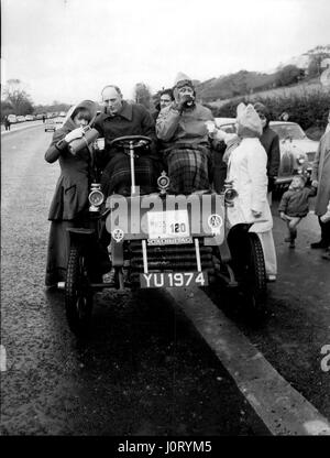 11 novembre 1965 - Voiture VÉTÉRAN EXÉCUTÉ À PARTIR DE LONDRES À BRIGHTON PILOTES servi chaud avec du chocolat POTABLE EN-ROUTE 250 voitures ont été saisies pour le Royal Automobile Club annuel, vétéran de voiture Londres à Brighton, à partir de Seaview Park ce matin. Il convient à l'seccasion, les filles habillés en costumes chocolat chaud servi à partir d'un ancien combattant sur une tour-par, près de l'Pyscombe, à 11 kilomètres de Brighton. PHOTO MONTRE LORD MONTAGUE de Beaulleu, au volant d'une Cadillac 1903" est un verre de chocolat chaud de SARAH QUENMELL, habillé en costume sur la période *débarcadère d'aujourd'hui. Le droit s'réc Banque D'Images