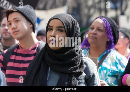 Seattle, Washington, USA. 15 avril, 2017. Des milliers de partisans ont assisté à Black vit Question Mars sur Seattle 2.0 protestent contre un système fiscal qui n'apprécie pas les gens de couleur et les personnes marginalisées. Demande également des militants que le Président Trump presse ses rapports d'impôt et de révéler ses relations d'affaires, liens financiers, et tout risque de conflit d'intérêts. Crédit : Paul Gordon/Alamy Live News Banque D'Images