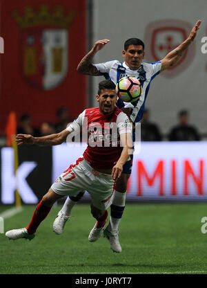 Lisbonne, Portugal. Apr 15, 2017. Rui de Braga (L) est abordé par Porto's Maxi Pereira pendant 2016/2017 Portuguese Liga match entre SC Braga et le FC Porto au Stade Municipal de Braga à Braga, Portugal, le 15 avril 2017. Le match s'est terminé par un nul 1-1. Credit : Paulo Duarte/Xinhua/Alamy Live News Banque D'Images