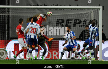 Lisbonne, Portugal. Apr 15, 2017. Pedro Santos de Braga (Haut) à la tête de la balle pour marquer pendant 2016/2017 Portuguese Liga match entre SC Braga et le FC Porto au Stade Municipal de Braga à Braga, Portugal, le 15 avril 2017. Le match s'est terminé par un nul 1-1. Credit : Paulo Duarte/Xinhua/Alamy Live News Banque D'Images