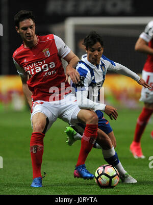 Lisbonne, Portugal. Apr 15, 2017. Nikola de Braga Vukcevic(L) le dispute à la Porto Torres Oliver pendant 2016/2017 Portuguese Liga match entre SC Braga et le FC Porto au Stade Municipal de Braga à Braga, Portugal, le 15 avril 2017. Le match s'est terminé par un nul 1-1. Credit : Paulo Duarte/Xinhua/Alamy Live News Banque D'Images