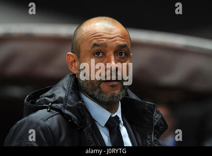 Lisbonne, Portugal. Apr 15, 2017. Porto, l'entraîneur en chef Nuno Espirito Santo a l'air sur l'avant du match de Liga portugaise 2016/2017 entre SC Braga et le FC Porto au Stade Municipal de Braga à Braga, Portugal, le 15 avril 2017. Le match s'est terminé par un nul 1-1. Credit : Paulo Duarte/Xinhua/Alamy Live News Banque D'Images