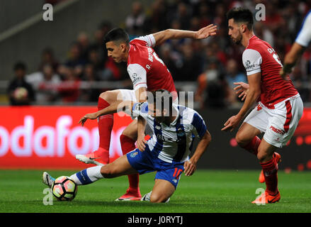 Lisbonne, Portugal. Apr 15, 2017. Rodrigo de Braga Battaglia(L) s'attaque avec du Porto Andre Silva(C) au cours de 2016/2017 Portuguese Liga match entre SC Braga et le FC Porto au Stade Municipal de Braga à Braga, Portugal, le 15 avril 2017. Le match s'est terminé par un nul 1-1. Credit : Paulo Duarte/Xinhua/Alamy Live News Banque D'Images