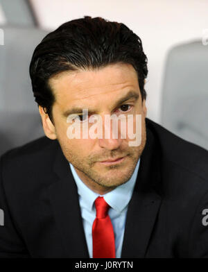 Lisbonne, Portugal. Apr 15, 2017. Porto, l'entraîneur-chef Jorge Simao cherche sur l'avant du match de Liga portugaise 2016/2017 entre SC Braga et le FC Porto au Stade Municipal de Braga à Braga, Portugal, le 15 avril 2017. Le match s'est terminé par un nul 1-1. Credit : Paulo Duarte/Xinhua/Alamy Live News Banque D'Images