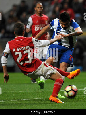 Lisbonne, Portugal. Apr 15, 2017. Pedro Santos de Braga(L) le dispute à Porto, l'Tiquinho Soares(R) au cours 2016/2017 Portuguese Liga match entre SC Braga et le FC Porto au Stade Municipal de Braga à Braga, Portugal, le 15 avril 2017. Le match s'est terminé par un nul 1-1. Credit : Paulo Duarte/Xinhua/Alamy Live News Banque D'Images