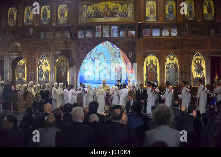 Le Caire, Égypte. Apr 15, 2017. Le pape Tawadros II mène une veille de Pâques la messe à l'église St Marc au Caire le 15 avril 2017 Credit : Amr Sayed/APA/Images/fil ZUMA Alamy Live News Banque D'Images