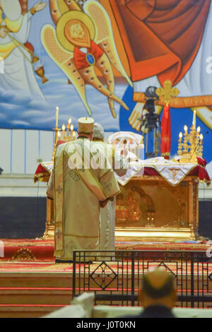 Le Caire, Égypte. Apr 15, 2017. Le pape Tawadros II mène une veille de Pâques la messe à l'église St Marc au Caire le 15 avril 2017 Credit : Amr Sayed/APA/Images/fil ZUMA Alamy Live News Banque D'Images