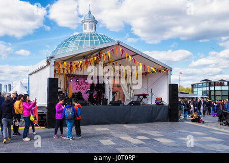 Greenwich London,UK. 15 avril, 2017. Les gens apprécient les étals, animation et fête foraine le Royal Borough de Greenwich est l'hôte du Rendez-vous 2017 Tall Ships Regatta entre les 13 et 16 avril. La régate est la cérémonie de départ pour une course qui aura lieu à l'occasion du 150e anniversaire de la Confédération canadienne. Plus de 30 grands voiliers sont amarrés à Greenwich et Woolwich Credit : Eden Breitz/Alamy Live News Banque D'Images