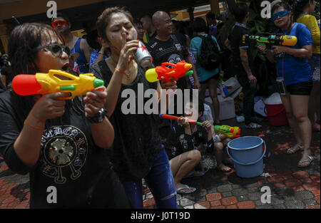 Petaling Jaya, Selangor, Malaisie. Apr 16, 2017. Les gens prennent part à la lutte de l'eau pendant Songkran Festival célébrations au temple. Credit : Kepy/ZUMA/Alamy Fil Live News Banque D'Images