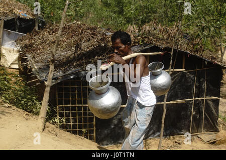 12 avril 2017 - Cox's Bazar, Bangladesh - UN Rohingya de transporte l'eau au camp de réfugiés d'Balukhali, Cox's Bazar. Credit : Md. Mehedi Hasan/ZUMA/Alamy Fil Live News Banque D'Images