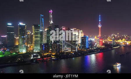 Shanghai. 14 avr, 2017. Photo prise le 14 avril 2017 montre une vue de la nuit de Shanghai, est de la Chine. Credit : Ding Ting/Xinhua/Alamy Live News Banque D'Images