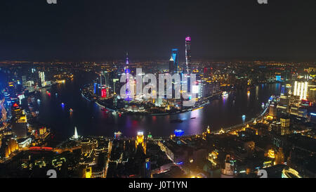 Shanghai. Apr 15, 2017. Photo prise le 15 avril 2017 montre une vue de la nuit de Shanghai, est de la Chine. Credit : Ding Ting/Xinhua/Alamy Live News Banque D'Images