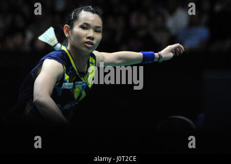 (170416) -- SINGAPOUR, 16 avril 2017 (Xinhua) -- Tzu Ying Tai du Taipei chinois fait concurrence au cours de la finale des femmes contre l'Espagne à l'OUE Caroline Marin ouvert à Singapour à Singapour, le 16 avril 2017. Tzu Ying Tai a gagné 2-0 à revendiquer le titre. (Xinhua/puis Chih Wey) Banque D'Images