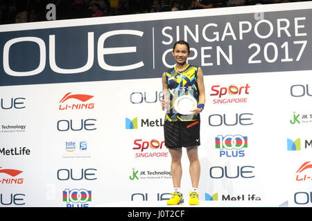 (170416) -- SINGAPOUR, 16 avril 2017 (Xinhua) -- Tzu Ying Tai du Taipei chinois au cours de la cérémonie de pose après les dames en finale contre l'Espagne à l'OUE Caroline Marin Open de Singapour à Singapour, le 16 avril 2017. Tzu Ying Tai a gagné 2-0 à revendiquer le titre. (Xinhua/puis Chih Wey) Banque D'Images