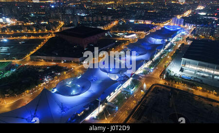 Shanghai. 14 avr, 2017. Photo prise le 14 avril 2017 montre une vue de la nuit de Shanghai, est de la Chine. Credit : Ding Ting/Xinhua/Alamy Live News Banque D'Images