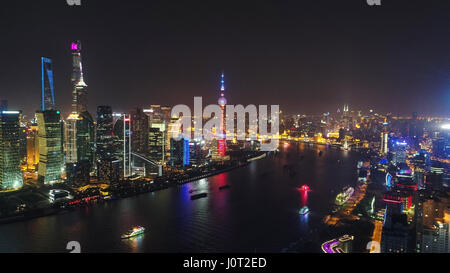 Shanghai. 14 avr, 2017. Photo prise le 14 avril 2017 montre une vue de la nuit de Shanghai, est de la Chine. Credit : Ding Ting/Xinhua/Alamy Live News Banque D'Images