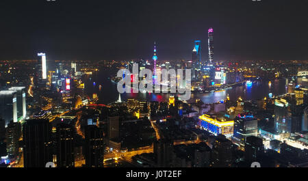 Shanghai. Apr 15, 2017. Photo prise le 15 avril 2017 montre une vue de la nuit de Shanghai, est de la Chine. Credit : Ding Ting/Xinhua/Alamy Live News Banque D'Images