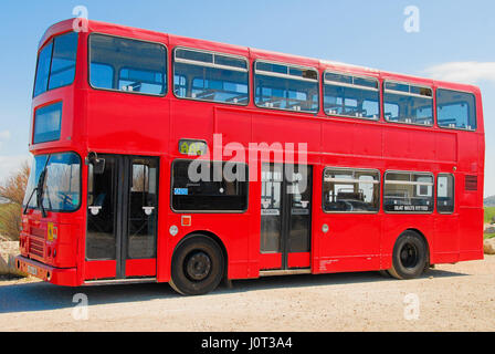 Plage de Chesil, Portland, Dorset, UK. Apr 16, 2017. Un bus de Londres a chuté 'trip' pour voir Chesil Beach, sur une journée ensoleillée mais froide pour Portland Crédit : Stuart fretwell/Alamy Live News Banque D'Images