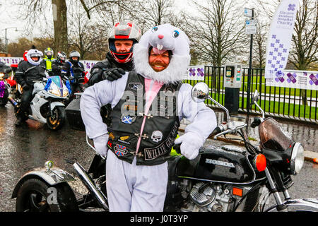 Glasgow, Ecosse, Royaume-Uni. Apr 16, 2017. Plus de 1000 de motos à travers l'Ecosse, sous une pluie torrentielle, se sont réunis à Glasgow pour l'assemblée annuelle de l'Hôpital pour enfants Pâques Charité Fun Run à partir de Glasgow Green, équitation à travers la ville, en traversant la rivière Clyde à Govan et de finition au Queen Elizabeth Childrens' Hospital. Chaque année, les cyclistes, de nombreux costumes de fantaisie à faire la balade à travers la ville à l'hôpital pour divertir les enfants et soulever $1000s pour l'organisme de bienfaisance. Credit : Findlay/Alamy Live News Banque D'Images