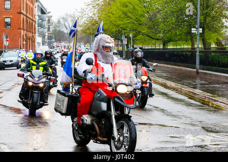 Glasgow, Ecosse, Royaume-Uni. Apr 16, 2017. Plus de 1000 de motos à travers l'Ecosse, sous une pluie torrentielle, se sont réunis à Glasgow pour l'assemblée annuelle de l'Hôpital pour enfants Pâques Charité Fun Run à partir de Glasgow Green, équitation à travers la ville, en traversant la rivière Clyde à Govan et de finition au Queen Elizabeth Childrens' Hospital. Chaque année, les cyclistes, de nombreux costumes de fantaisie à faire la balade à travers la ville à l'hôpital pour divertir les enfants et soulever $1000s pour l'organisme de bienfaisance. Credit : Findlay/Alamy Live News Banque D'Images