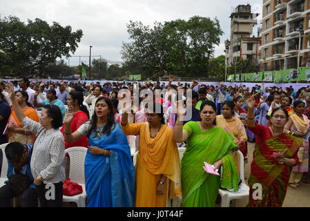 Dhaka, Bangladesh. 16 avril, 2017. Des milliers de chrétiens, dont beaucoup de catholiques, priaient et chantaient ensemble dans un concile œcuménique de prière dans l'aube de Pâques dès le matin du dimanche de Pâques dans la région de Dhaka, Bangladesh. Le 16 avril 2017 Credit : Mamunur Rashid/Alamy Live News Banque D'Images